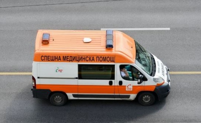 Кола се блъсна в пътен знак и се преобърна, жена е с опасност за живота