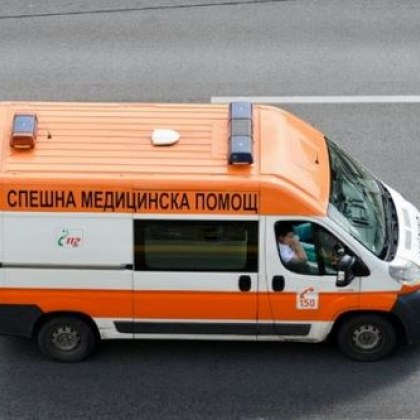Кола се блъсна в пътен знак и се преобърна, жена е с опасност за живота