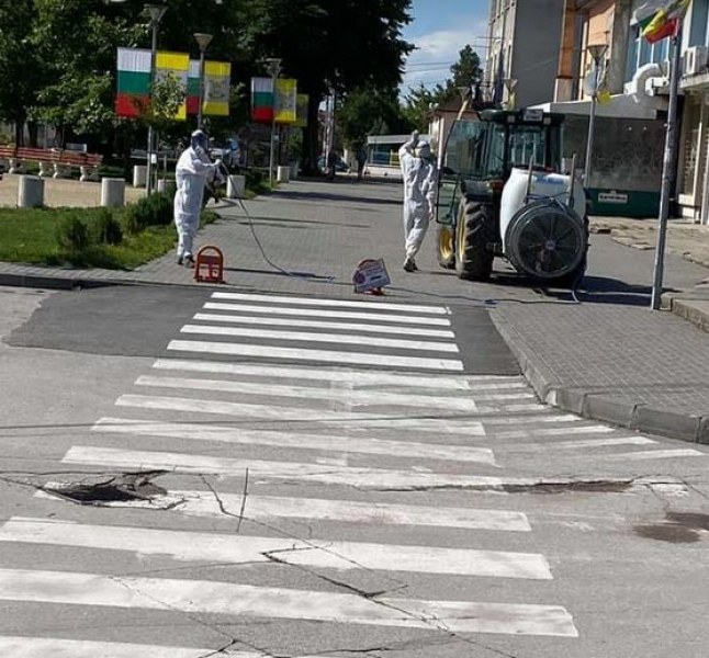 Дезинфекцират болници, паркове и площади в Раковски