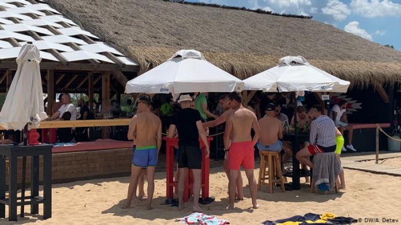 Българите на Черно море се дезинфекцират с шотове