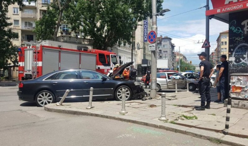 Кола катастрофира в столицата, пожарникари режат ламарини! СНИМКА