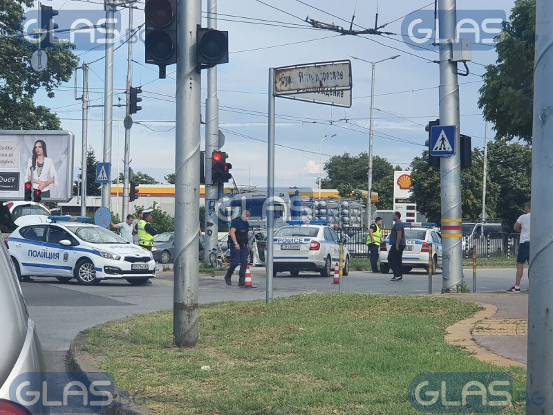 Автомобил блъсна дете на пешеходна пътека в Пловдив СНИМКИ