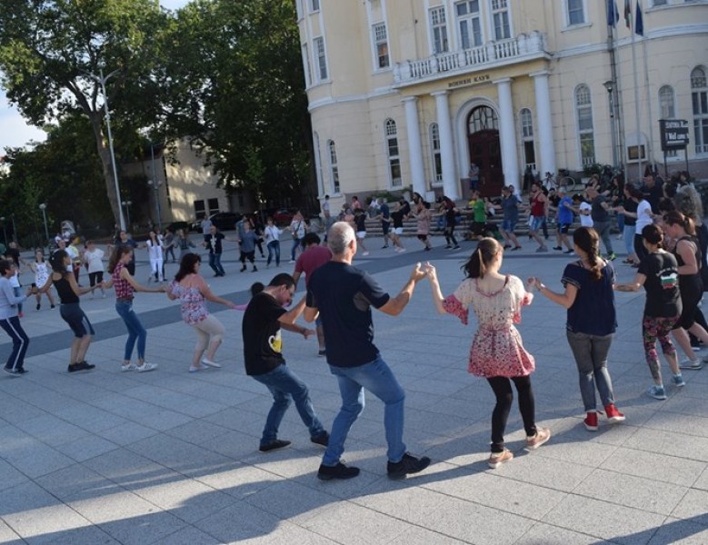 Пловдивчани възстановиха традицията с неделното хоро СНИМКИ