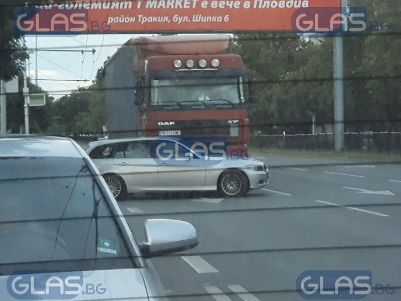 BMW засече тир на пловдивски булевард, "целунаха" се СНИМКА
