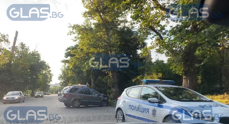 Кола се заби в дърво в Пловдив! На мястото има полиция СНИМКИ