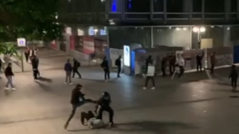 Брутална атака срещу полицай по време на безредиците в Щутгарт ВИДЕО 18+