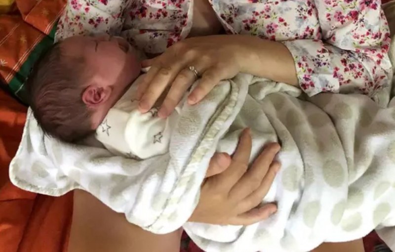 Жена роди под самохипноза 5-килограмово бебе! СНИМКА