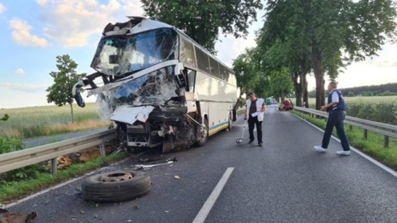 Автобус с пътници се вряза в микробус! Има загинал и 8 ранени СНИМКИ