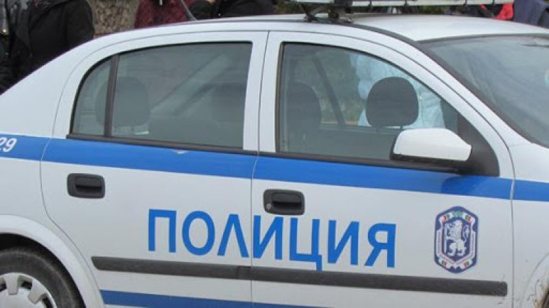 Дрогиран тръгна да бяга панически, блъсна с колата си двама полицаи