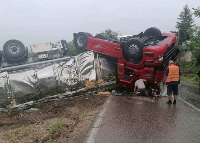 Два тира се блъснаха на Е-79, има пострадал СНИМКИ