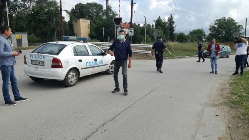 Ромите от затворения квартал му намериха цаката - излизали през тайни изходи...