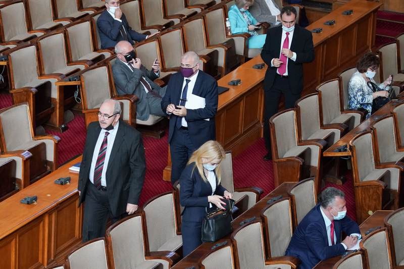 Кои депутати днес са били без маски? РЗИ ги издирва, търсят записи!