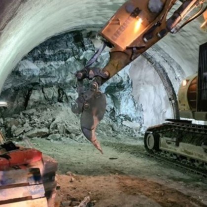 Стана ясно какво е състоянието на затрупаните в тунела
