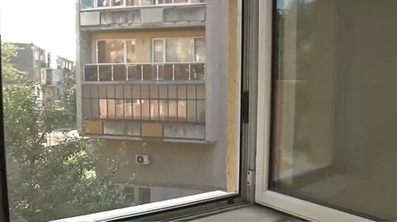 Нещо падна, чу се писък. Слава богу, бебето е оцеляло...