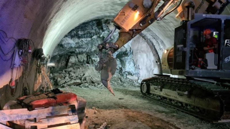 Стана ясно какво е състоянието на затрупаните в тунела
