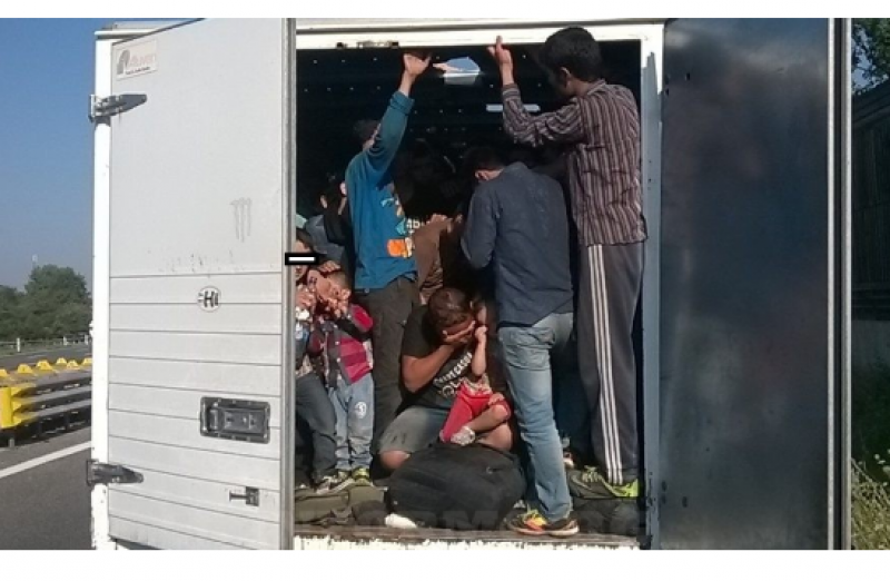 Български шофьор е арестуван, прекарвал 21 мигранти