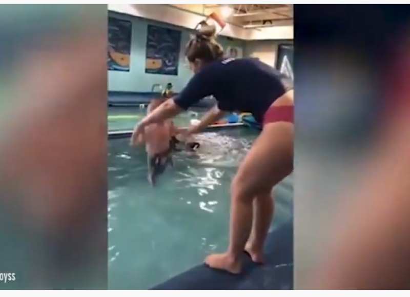 Майка, хвърлила бебе в басейн, получи смъртни заплахи  ВИДЕО