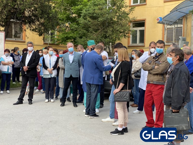 Медиците от Велинград излязоха пред болницата! Подават оставка! СНИМКИ