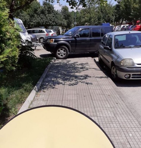 Тези тротоари само се бутат в паркоместата!