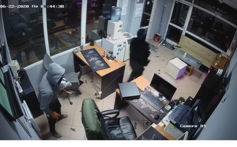 Крадци обраха офис за по-малко от 40 секунди! ВИДЕО