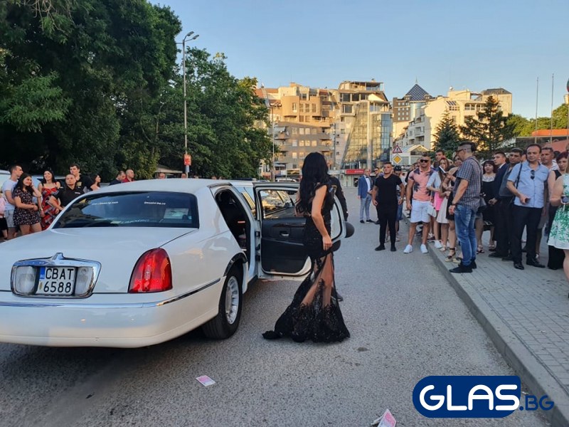 Лимузини, злата и скъпи рокли за бала в Пловдив СНИМКИ