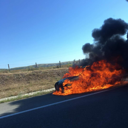 Кола се запали в движение на АМ