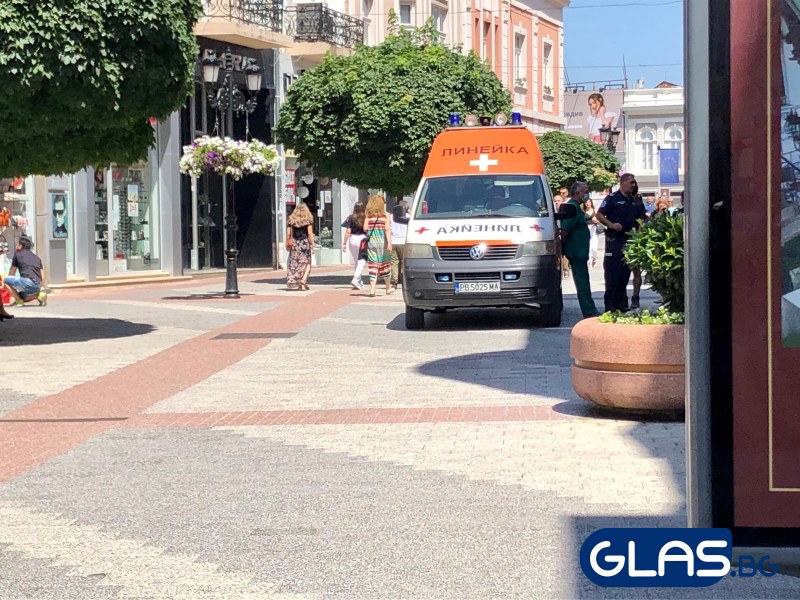 Инцидент на Главната улица в Пловдив, линейка е там