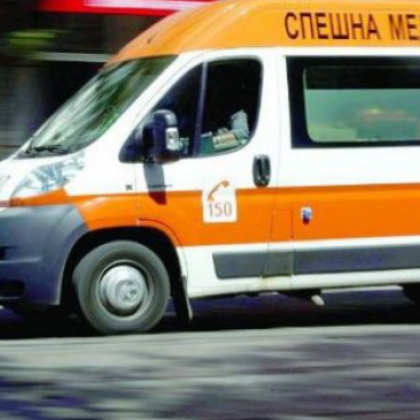 Шофьор на бус блъсна малко дете и избяга, с опасност за живота е