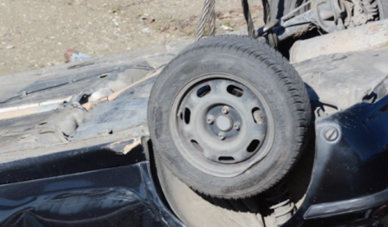 Кола се блъсна и преобърна край Пловдив, има пострадал