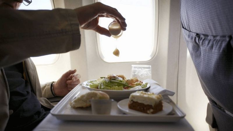 Как първи да получите храна в самолета - една тайна