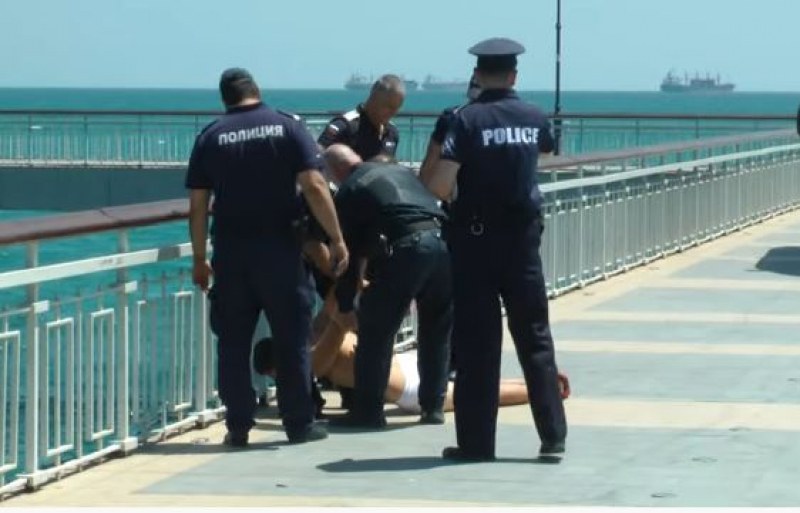 Мъж заплаши да скочи в морето! Полицаи го арестуваха  ВИДЕО
