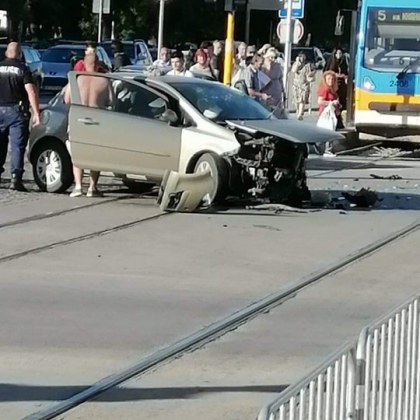 Две коли се удариха в столицата, трамваите са блокирани! СНИМКИ