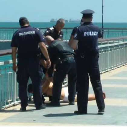 Мъж заплаши да скочи в морето! Полицаи го арестуваха ВИДЕО