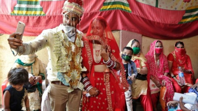 Младоженец зарази повече от 100 гости на сватбата си с коронавирус! После и на погребението си...