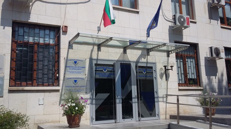 Затвориха звено в НАП Велико Търново! Данъчен - с коронавирус