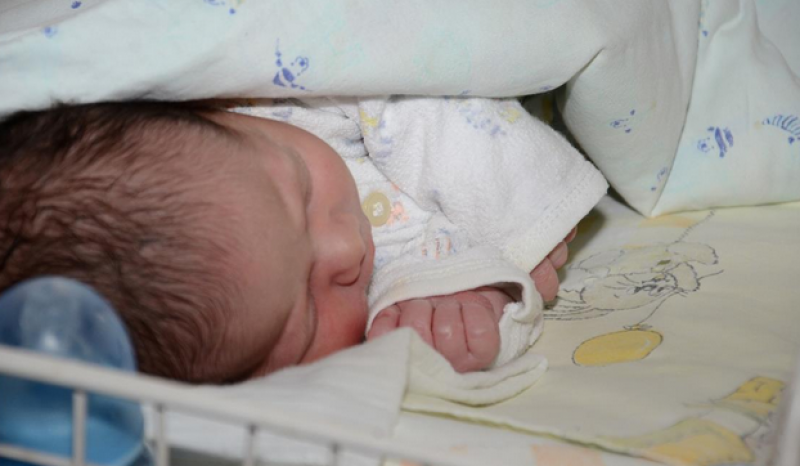 Тестват две новородени бебета за COVID-19, заради заразена сестра!