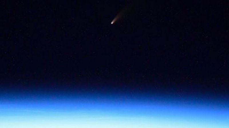 Красиво! Заснеха комета от Космоса СНИМКИ