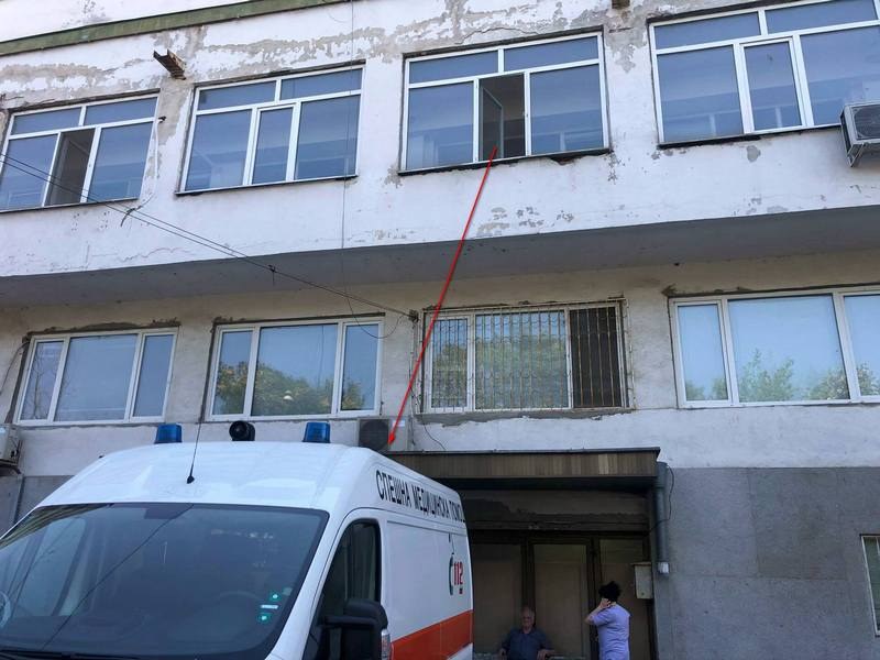 Гол мъж скочи от 3-ия етаж на УМБАЛ-Бургас и избяга! Полиция е на мястото