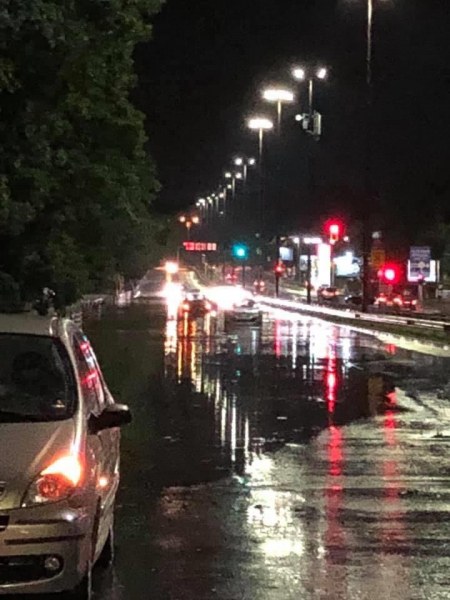 Известна водеща закъса в потопа, добри хора помогнаха