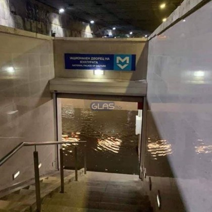 Водата замалко да прелее през прозореца на колата!