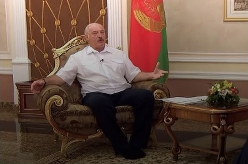 Президент дойде на интервю без обувки ВИДЕО