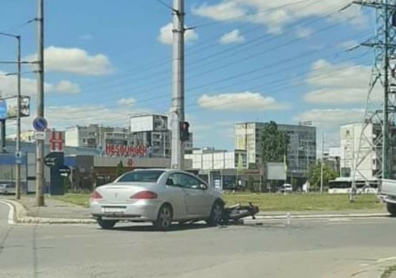 Автомобил блъсна моторист, откараха го в болница СНИМКА