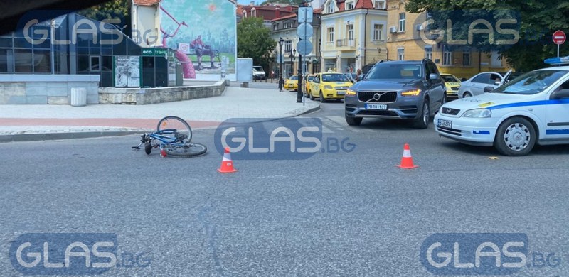 Блъснаха велосипедист до Тунела в Пловдив! СНИМКИ