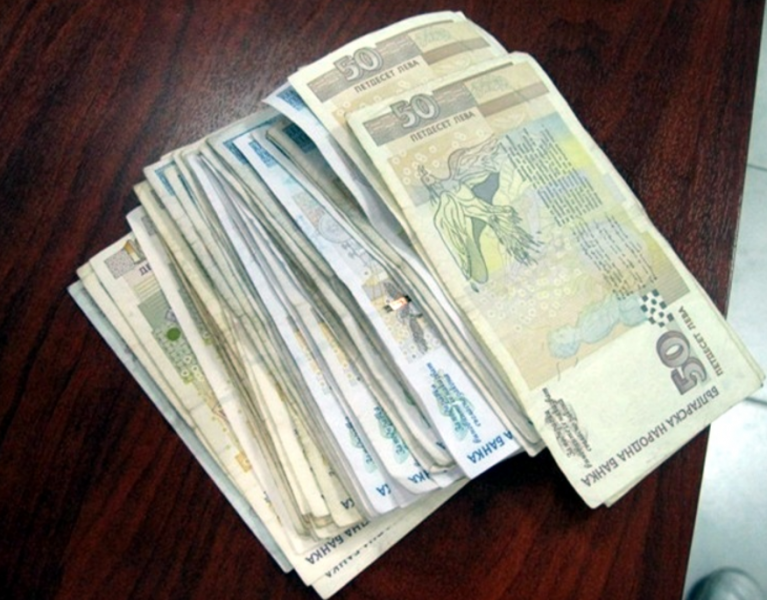Младеж не просто се върза на ясновидка, но й даде много пари!
