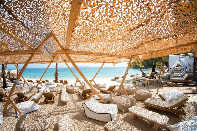 Топ 11 на най-луксозните гръцки плажни барове близо до нас