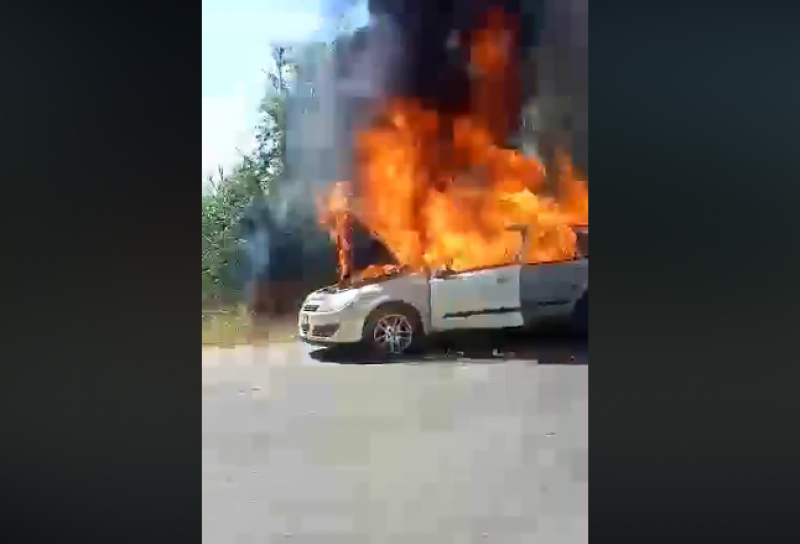 Кола гори на пътя Пловдив-Хасково, никой не спира!