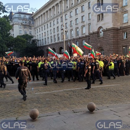 Обзор: Напрежение и арести на протестите в София ВИДЕО
