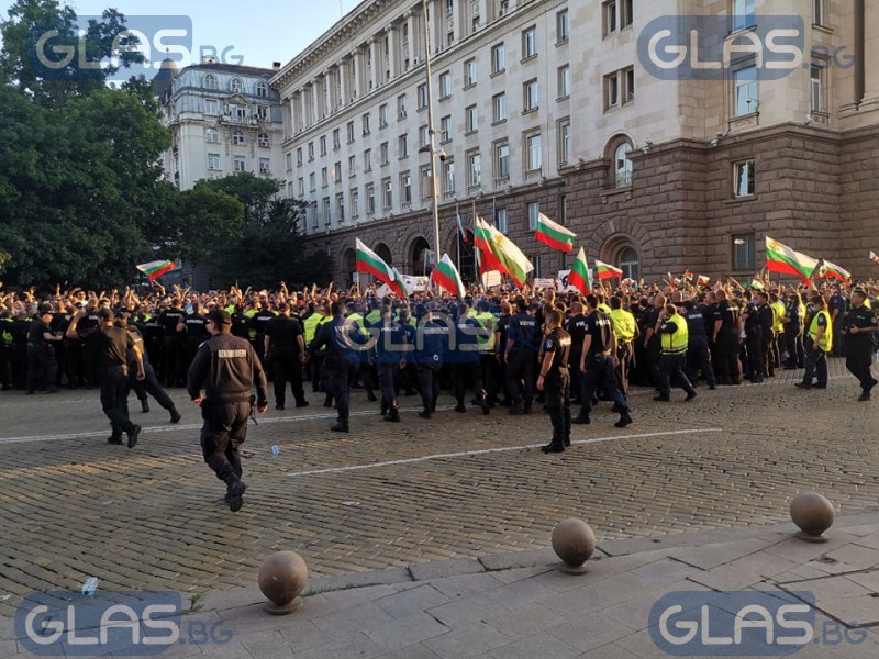 Обзор: Напрежение и арести на протестите в София ВИДЕО