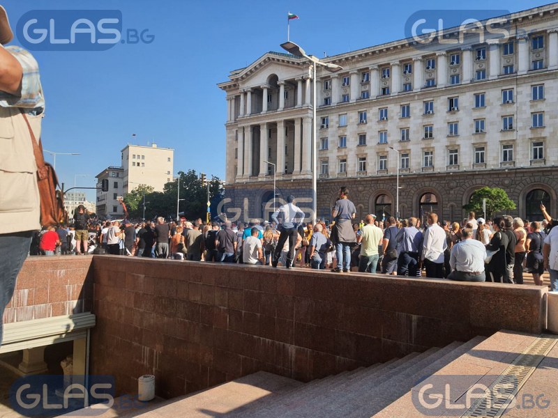 Започна и контрапротестът пред Министерски съвет* СНИМКИ+ВИДЕО