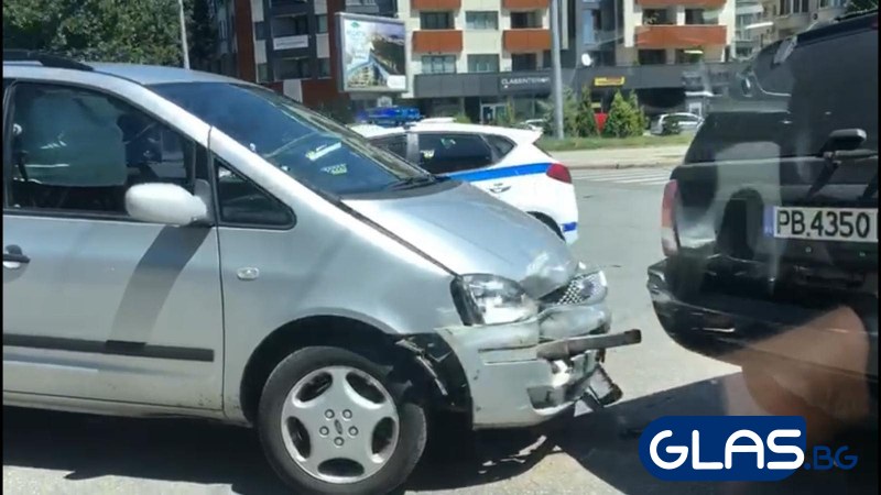 Две коли се блъснаха на възлово кръстовище в Пловдив СНИМКИ